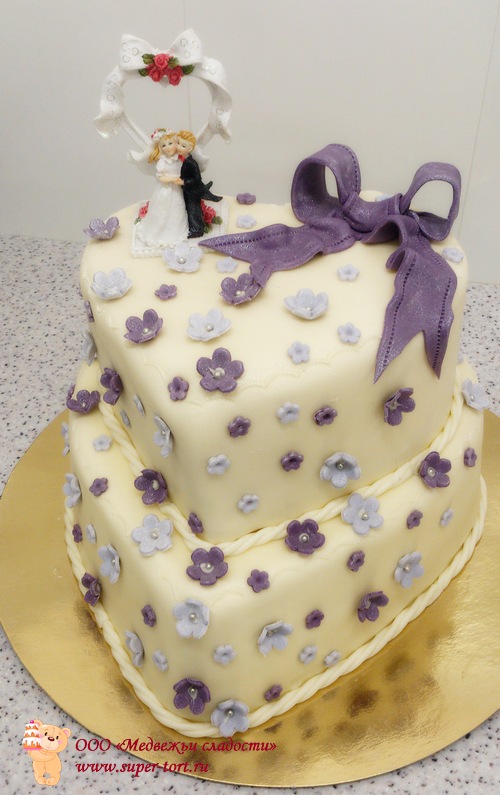 Свадебный торт в форме сердца с сиреневыми цветами